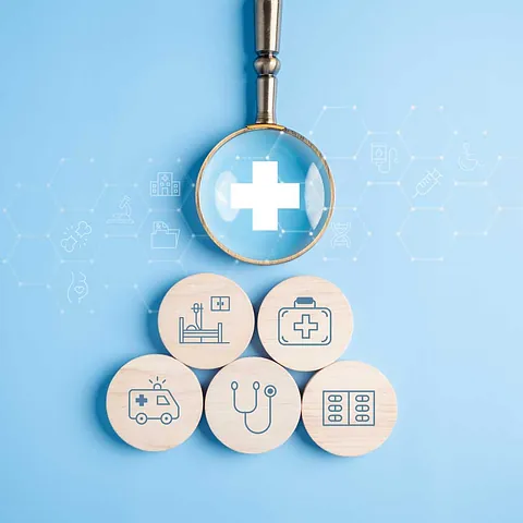 Krankenversicherungskonzept. Personenlupe mit Plus- und Gesundheitswesen-Medizinsymbol, Gesundheit und Zugang zum Wohlfahrtsgesundheitskonzept